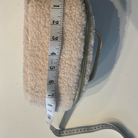 ✨SHISEIDO ✨makeup bag
- spacious
- many pockets for organization - Picture 3 of 7